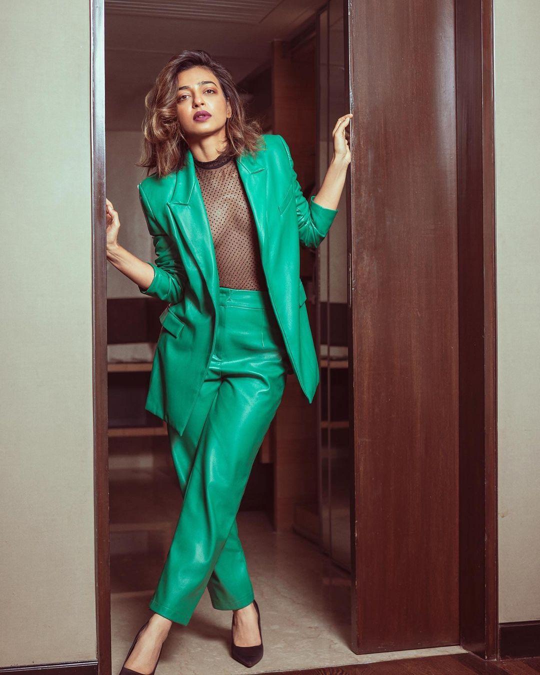 This ensemble exudes casual elegance with a touch of power.&nbsp;